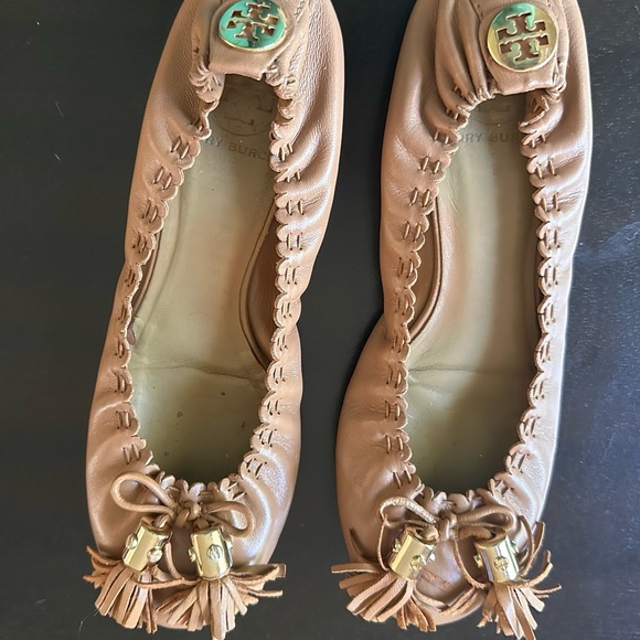 TORY BURCH REESE Slip On Tassel Logo Ballet Flats Tan Size 8 Round Toes - Picture 7 of 7